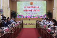 Panorama de la séance de travail entre les autorités de Can Tho et la délégation sud-coréenne conduite par le professeur Kim Hak-Min, président du Comité consultatif sur l’éthique de l’Assemblée nationale de la République de Corée. Photo: VNA