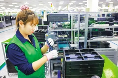 Samsung ne cesse de consolider sa présence au Vietnam avec des investissements dépassant 23 milliards de dollars, et continue d'injecter des capitaux significatifs chaque année. Photo: baodautu.vn