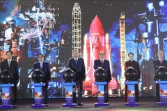 Le secrétaire général du Parti, Tô Lâm, le Premier ministre Pham Minh Chinh et d'autres dirigeants du Parti et de l'État, ainsi que d'anciens dirigeants, lors de la cérémonie d'ouverture. Photo : Thong Nhat/VNA
