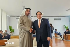 Le Premier ministre Pham Minh Chinh et le ministre d'État aux Affaires étrangères des Émirats arabes unis (EAU), Ahmed Ali Bin Al Sayegh.