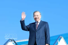 Le secrétaire général To Lam à la base aérienne d'Andrews. Photo : VNA