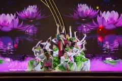 Le temps fort de la soirée d’ouverture est le programme artistique intitulé « Parfums et Couleurs de Tay Ninh », une œuvre scénographique soignée retraçant le processus de formation et de développement de Tay Ninh. Photo: VNA