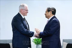 Le Premier ministre Pham Minh Chinh (à droite) et Neil Pollock, vice-président de la Chambre de Commerce et d’Industrie d’Afrique du Sud. Photo: VNA