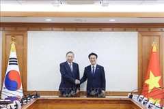 Le secrétaire général Tô Lâm (gauche) rencontre le Premier ministre sud-coréen Kim Min Seok. Photo: VNA