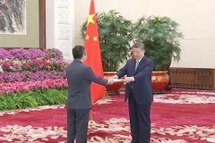 L’ambassadeur du Vietnam en Chine, Pham Thanh Binh, présente ses lettres de créance au président chinois, Xi Jinping. Photo: VNA