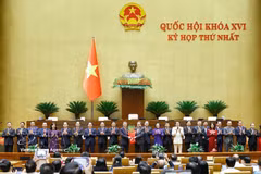 Le président de l’Assemblée nationale, Tran Thanh Man, remet des fleurs de félicitations au Premier ministre, aux vice-Premiers ministres, aux ministres et aux autres membres du gouvernement du mandat 2026-2031. Photo : VNA