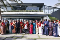Le président de l'Assemblée nationale, Tran Thanh Man, et son épouse avec la communauté vietnamienne du Sénégal. Photo: VNA
