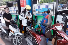Vente de carburants dans une station-service de PVOIL le 1er juin. Photo : VNA