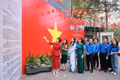 La directrice générale de la VNA, Vu Viet Trang, présente le premier Bulletin de la Victoire – la dépêche la plus importante diffusée par « Viet Nam Thong tan xa » (VNTTX, aujourd’hui Agence vietnamienne d’Information). Photo: VNA