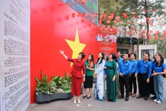 La directrice générale de la VNA, Vu Viet Trang, présente le premier Bulletin de la Victoire – la dépêche la plus importante diffusée par « Viet Nam Thong tan xa » (VNTTX, aujourd’hui Agence vietnamienne d’Information). Photo: VNA