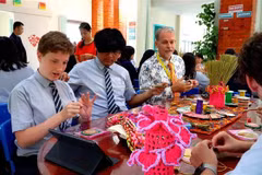 Environ 30 élèves de la 7e à la 12e année de l'ISB participent à un atelier de broderie traditionnelle. Photo: VNA