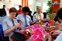 Environ 30 élèves de la 7e à la 12e année de l'ISB participent à un atelier de broderie traditionnelle. Photo: VNA