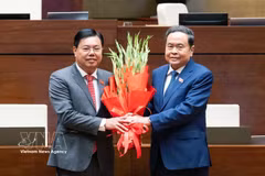 Le président de l'Assemblée nationale, Tran Thanh Man (à droite), félicite le nouveau ministre de l'Intérieur, Nguyen Tien Hai, en lui offrant des fleurs. Photo : VNA