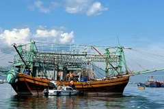 Les gardes-frontières de Da Nang vérifient les documents de départ de bateaux de pêche. Photo : VNA
