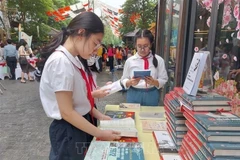 Des élèves découvrent des livres dans la Rue du livre à Hanoï. Photo : VNA