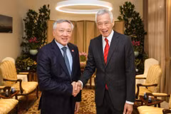 Le vice-Premier ministre permanent Nguyen Hoa Binh (à gauche) et le ministre senior Lee Hsien Loong. Photo: MDDI (Singapour)