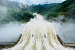 Le barrage hydroélectrique de Ban Ve ajuste son débit pour limiter les crues. Photo: VNA