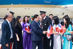 Le Premier ministre Pham Minh Chinh et son épouse Lê Thi Bich Trân arrivent à Nice, France. Photo: VNA