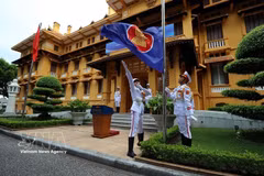 Cérémonie de lever du drapeau marquant le 31e anniversaire de l’adhésion du Vietnam à l’ASEAN (28 juillet 1995 - 28 juillet 2026) et le 59e anniversaire de la fondation de l’ASEAN (8 août 1967 - 8 août 2026), le 31 juillet 2026 à Hanoï. Photo : VNA