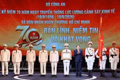 Le président de l’Assemblée nationale, Tran Thanh Man, remet l’Ordre Hô Chi Minh à la Police économique. Photo : VNA