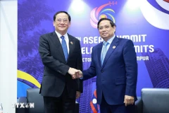 Le Premier ministre Pham Minh Chinh (à droite) et le Premier ministre du Laos Sonexay Siphandone. Photo: VNA