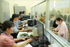 Des agents de la fonction publique de la commune de Thai My (Ho Chi Minh-Ville) traitent les documents administratifs. Photo : VNA