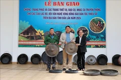 Remise de gongs. Photo: baotintuc.vn