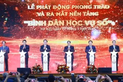 Le Premier ministre Pham Minh Chinh (3e de droite à gauche) et des délégués lors de la cérémonie de lancement du mouvement "Alphabétisation numérique". Photo : VNA 