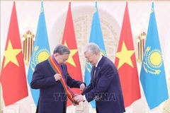 Le président kazakh, Kassym-Jomart Tokaïev, remet au dirigeant vietnamien l’Ordre de l’Amitié «Dostyk» de première classe. Photo: VNA