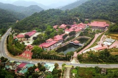 Le monastère zen Truc Lâm Yen Tu (également appelé pagode Lân), situé sur le mont Yen Tu, dans le complexe historique et paysager Yen Tu (province de Quang Ninh), est l’endroit choisi par le roi Tran Nhan Tong pour se retirer et pratiquer le bouddhisme. À l’origine, il s’agissait d’une grande pagode avec de vastes constructions, mais celles-ci ont été détruites par le temps, ne laissant que quelques vestiges au sol. En 2002, le monastère a été reconstruit. Photo : VNA