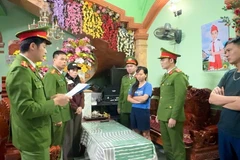 La Police de la province de Lai Chau exécute une ordonnance de mise en détention provisoire à l’encontre de Nguyen Thi Nga. Photo : VNA