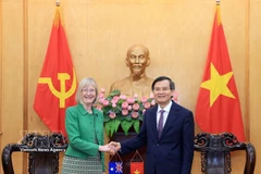 Le professeur associé et docteur Doan Minh Huan, et l’ambassadrice australienne, Gillian Bird. Photo: VNA