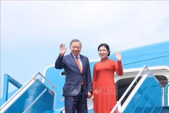 Le secrétaire général du Comité central du Parti communiste du Vietnam, To Lam, et son épouse à l'aéroport international de Noi Bai. Photo : VNA