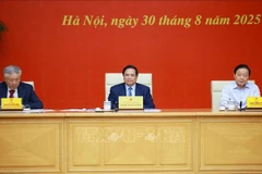 Le Premier ministre Pham Minh Chinh (au milieu) lors de la réunion. Photo: VNA