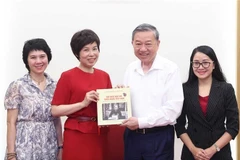 Vu Viet Trang, directrice générale de l’Agence vietnamienne d’Information (VNA), remet le livre au secrétaire général du Parti, Tô Lâm. Photo: VNA