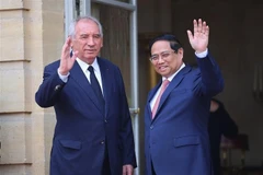 Le Premier ministre Pham Minh Chinh (droite) et son homologue français, François Bayrou. Photo: VNA