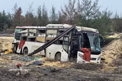 Un autocar gravement endommagé après un accident. Photo : VNA