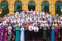 Le président Luong Cuong et les délégués de la rencontre. Photo: VNA
