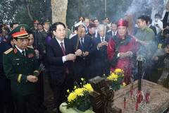 Le président Luong Cuong offre de l’encens au mausolée des rois Hùng. Photo: VNA