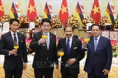 Le président vietnamien Luong Cuong (2e à partir de la gauche), le Premier ministre Pham Minh Chinh (premier à partir de la droite), le sultan de Brunei Darussalam Haji Hassanal Bolkiah (2e à partir de la droite) et le prince Abdul Mateen de Brunei. Photo: VNA