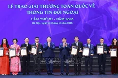Le Premier ministre Pham Minh Chinh et le général Nguyen Trong Nghia, chef du Département politique général de l'Armée populaire vietnamienne, remettent le prix A aux lauréats. Photo : VNA