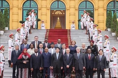 Le président Luong Cuong et des ambassadeurs. Photo: VNA