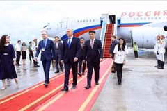 Le président de la Douma d’État de Russie arrive à Hanoï pour une visite officielle au Vietnam. Photo: VNA