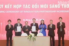 Cérémonie de signature de documents de coopération entre organisations, fonds d'investissement et entreprises innovantes. https://nhandan.vn/
