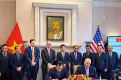 Le ministre de l'Industrie et du Commerce Nguyen Hong Dien et l'ambassadeur Nguyen Quoc Dung à la cérémonie de signature de documents de coopération entre des entreprises vietnamiennes et américaines. Photo : VNA