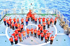 Une délégation de Vietnamiens d'outre-mer rend visite aux militaires et aux civils du district insulaire de Truong Sa et à la plateforme DK1 à bord du « Navire de la Grande Union ». Photo : VNA.