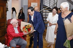 Le président de l’Assemblée nationale, Trân Thanh Mân, et son épouse, Nguyên Thi Thanh Nga, rendent visite à la famille de Jacques Savary. Photo: VNA