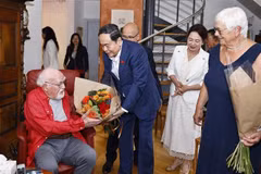 Le président de l’Assemblée nationale, Trân Thanh Mân, et son épouse, Nguyên Thi Thanh Nga, rendent visite à la famille de Jacques Savary. Photo: VNA