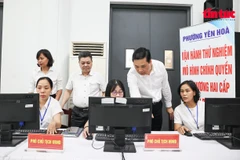 Les dirigeants du quartier de Yen Hoa - Hanoï vérifient le système informatique le premier jour d'expérimentation du modèle d'administration locale à deux niveaux.
