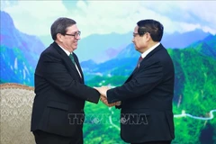 Le Premier ministre, Pham Minh Chinh (droite) et Bruno Rodríguez Parrilla, ministre des Affaires étrangères de Cuba. Photo: VNA